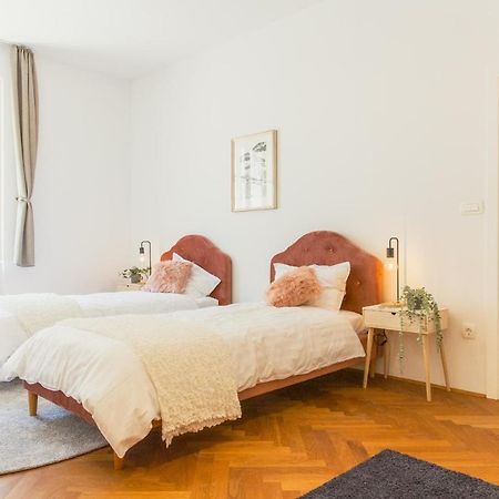 Top Location City Centre Condo In Historic Building With Free Garage Parking Ljubljana Bagian luar foto