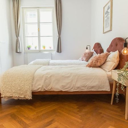 Top Location City Centre Condo In Historic Building With Free Garage Parking Ljubljana Bagian luar foto
