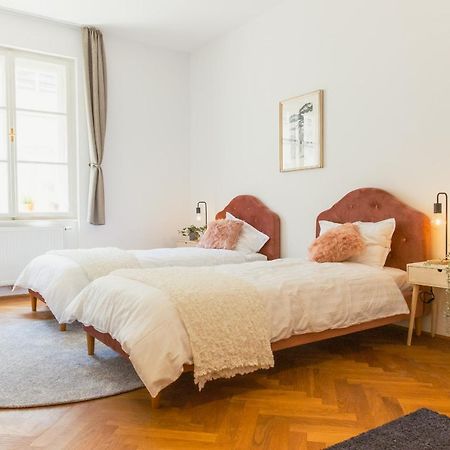 Top Location City Centre Condo In Historic Building With Free Garage Parking Ljubljana Bagian luar foto