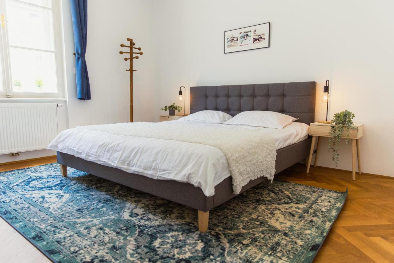 Top Location City Centre Condo In Historic Building With Free Garage Parking Ljubljana Bagian luar foto