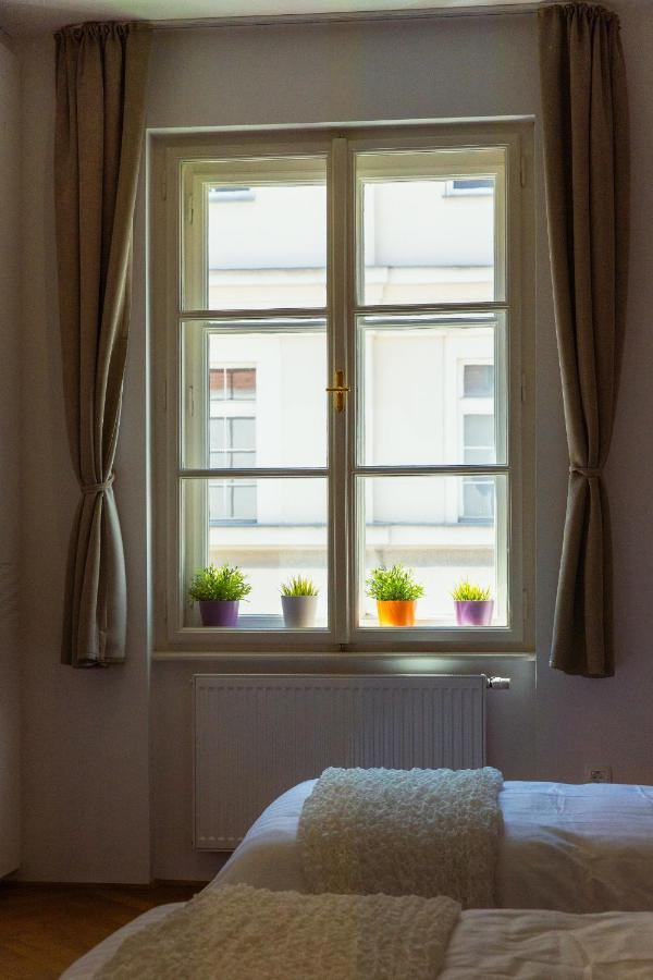 Top Location City Centre Condo In Historic Building With Free Garage Parking Ljubljana Bagian luar foto