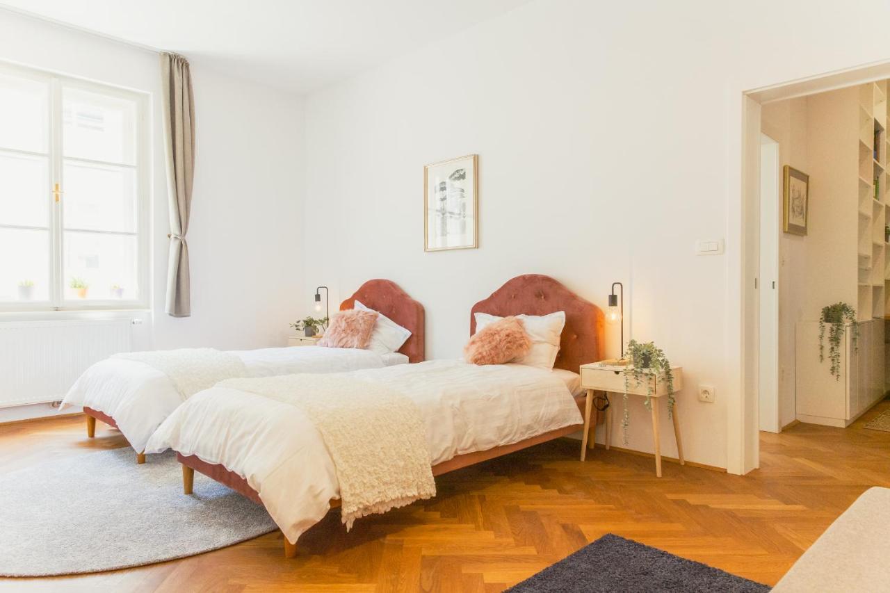 Top Location City Centre Condo In Historic Building With Free Garage Parking Ljubljana Bagian luar foto