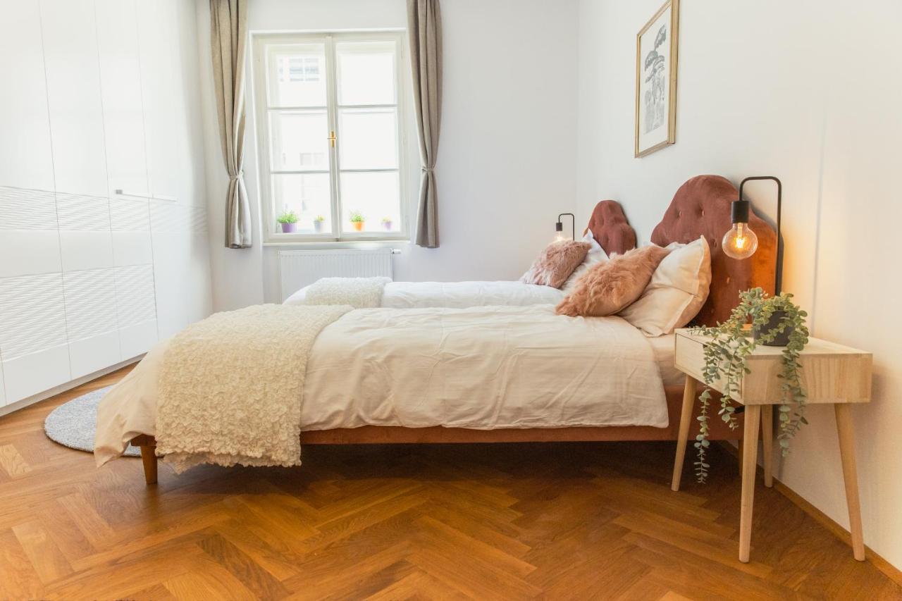 Top Location City Centre Condo In Historic Building With Free Garage Parking Ljubljana Bagian luar foto
