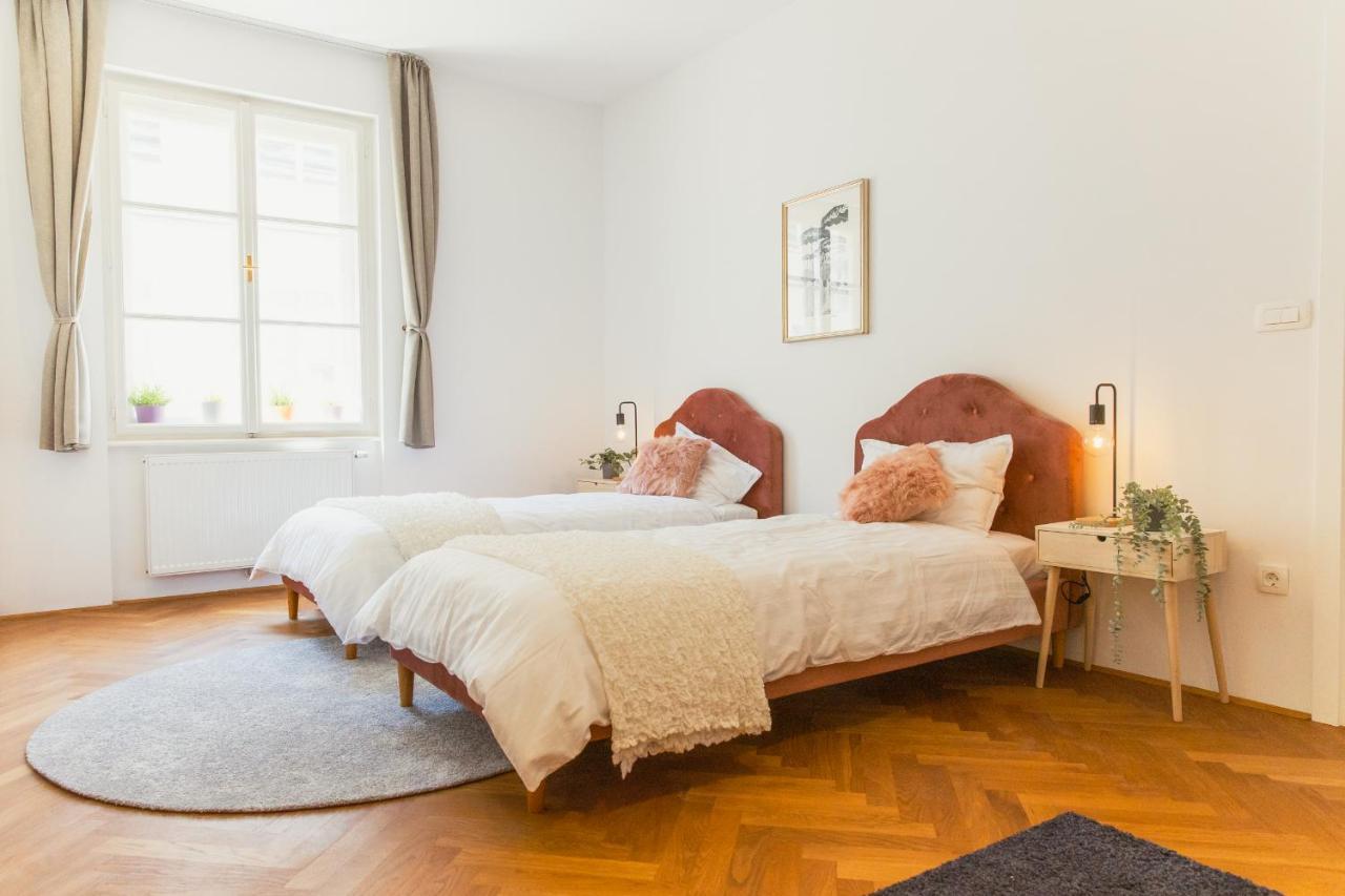Top Location City Centre Condo In Historic Building With Free Garage Parking Ljubljana Bagian luar foto