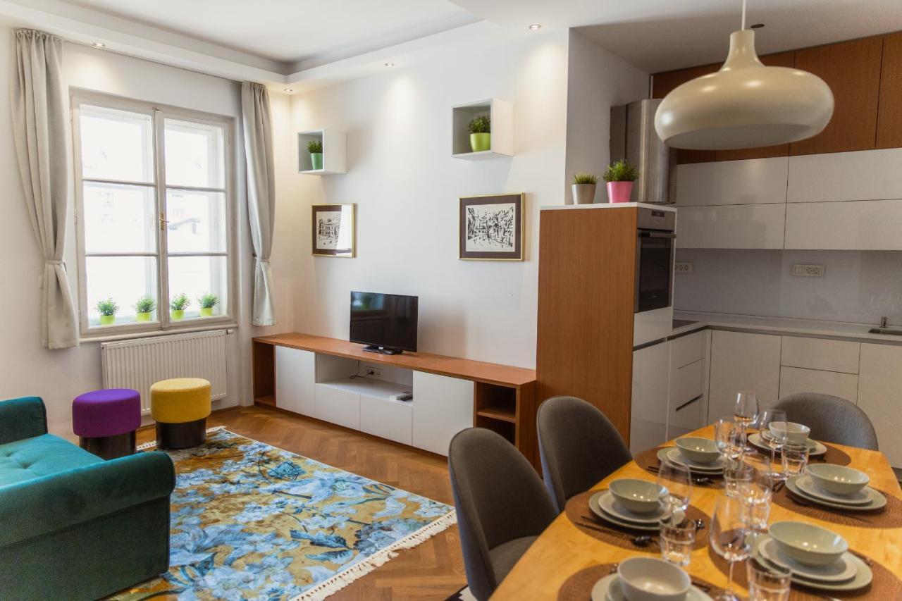 Top Location City Centre Condo In Historic Building With Free Garage Parking Ljubljana Bagian luar foto