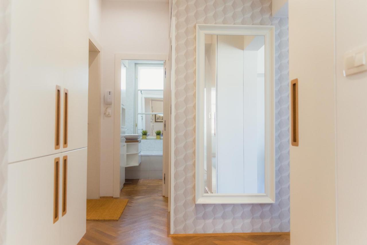 Top Location City Centre Condo In Historic Building With Free Garage Parking Ljubljana Bagian luar foto
