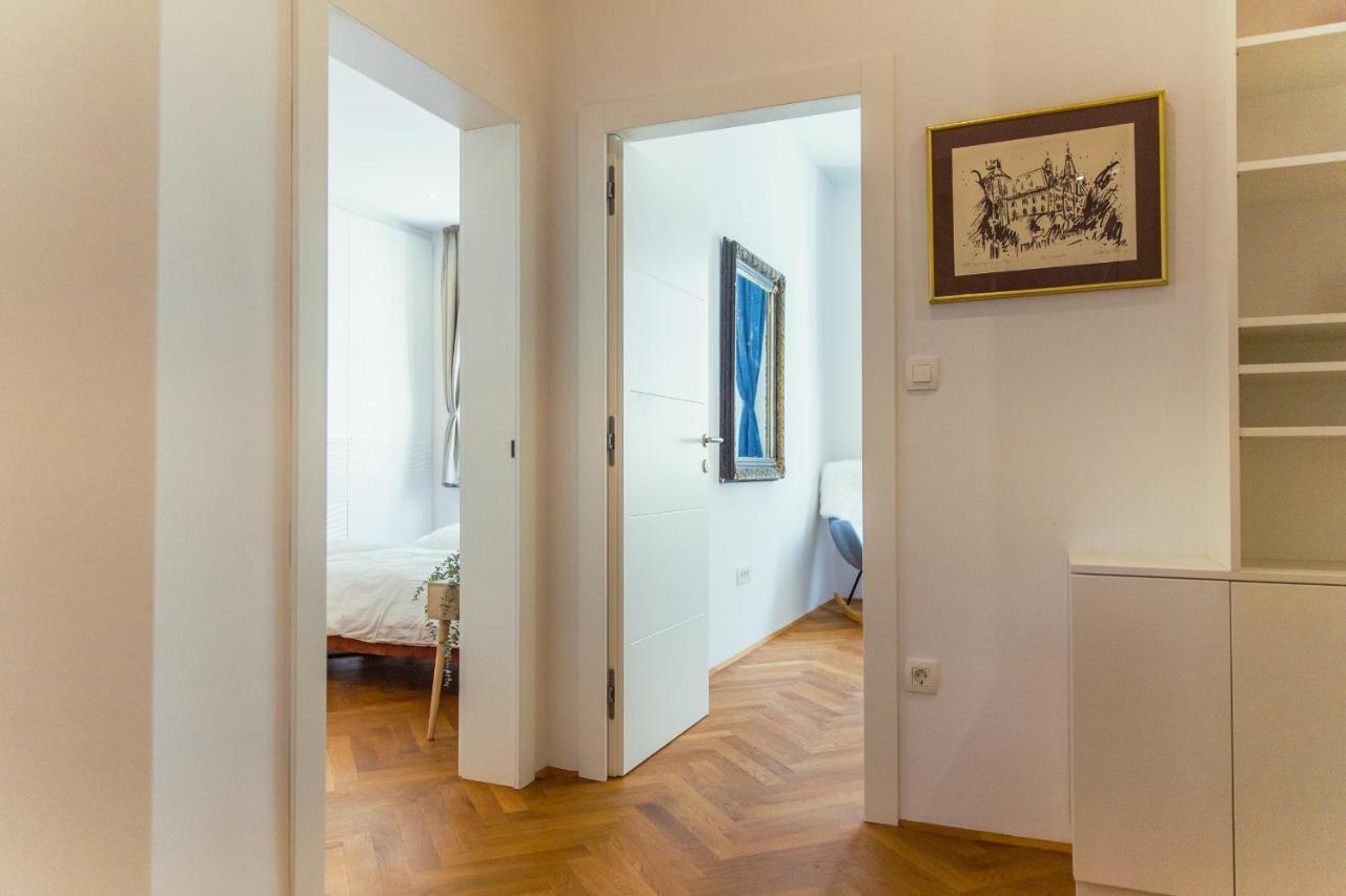 Top Location City Centre Condo In Historic Building With Free Garage Parking Ljubljana Bagian luar foto