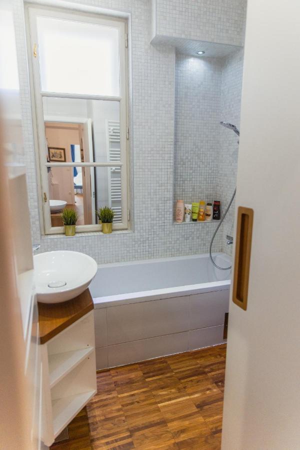 Top Location City Centre Condo In Historic Building With Free Garage Parking Ljubljana Bagian luar foto